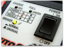AUTO CRAFT トリクル充電器のバッテリー状態確認LED部