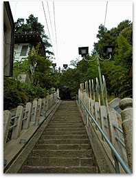 「渋高薬師」への階段