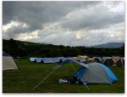 テント設営時のキャンプ場