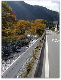 R413沿いに流れる道志川。